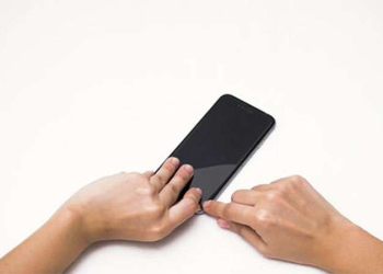 Cách Tháo Miếng Dán Cường Lực Điện Thoại iPhone 15 Trong Vài Phút