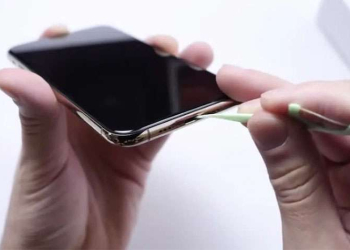 Cách Vệ Sinh Loa iPhone 16 Pro Max Đơn Giản, Nhanh Chóng Nhất