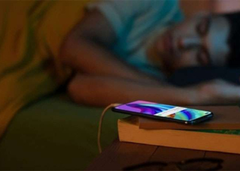 Sạc Pin Samsung Galaxy A55 Qua Đêm Có Sao Không? Cách Sạc Chuẩn