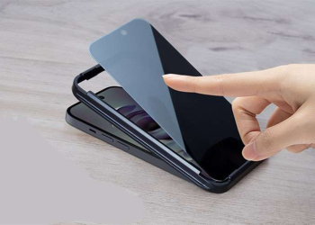 Có Nên Dán Cường Lực Chống Nhìn Trộm iPhone 15? Ưu Nhược Điểm