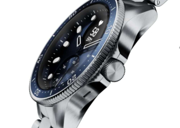 Đồng hồ thông minh Withings ScanWatch Horizon được thiết kế với giao diện cơ học truyền thống với màn hình kỹ thuật số