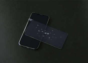 Hướng Dẫn Cách Tháo Miếng Dán Cường Lực Trên iPhone 16 Pro Max