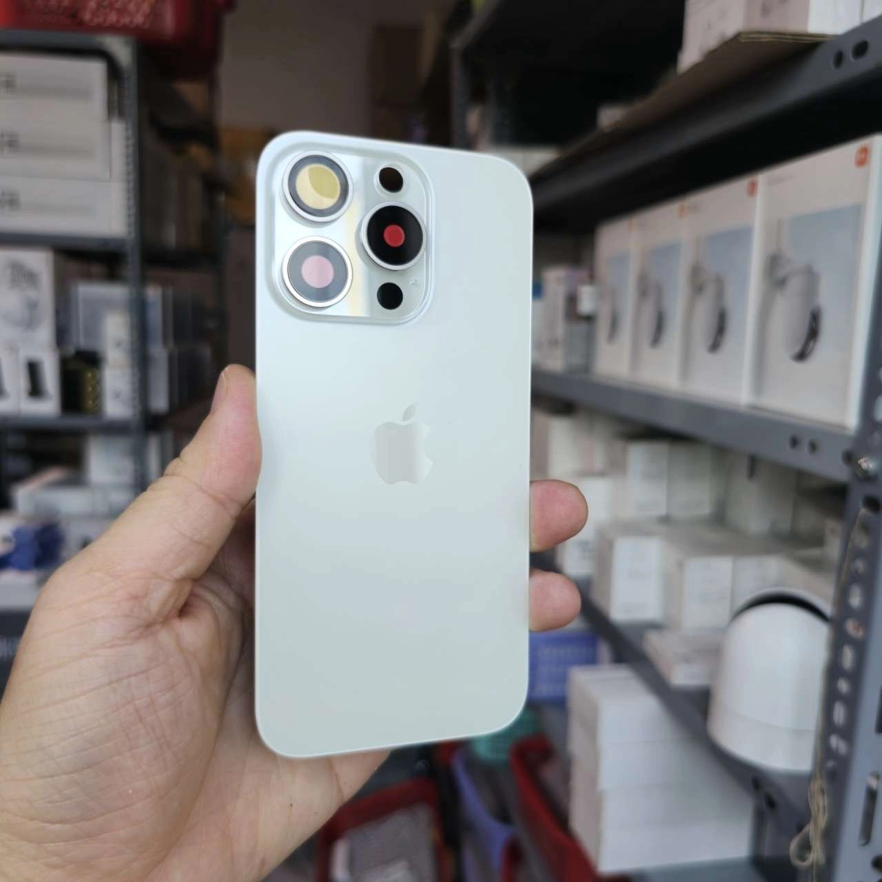 Thay nắp lưng iPhone 15 Pro màu trắng Thay nắp lưng iPhone 15 Pro màu trắng