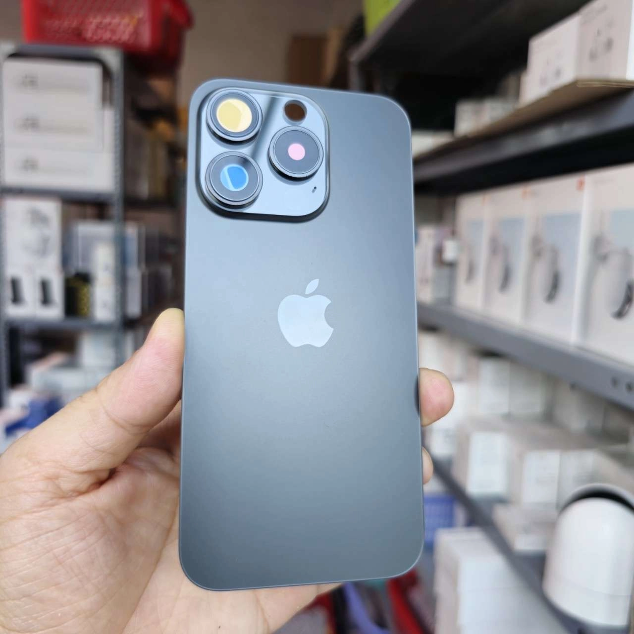 Thay nắp lưng iPhone 15 Pro màu xám Thay nắp lưng iPhone 15 Pro màu xám
