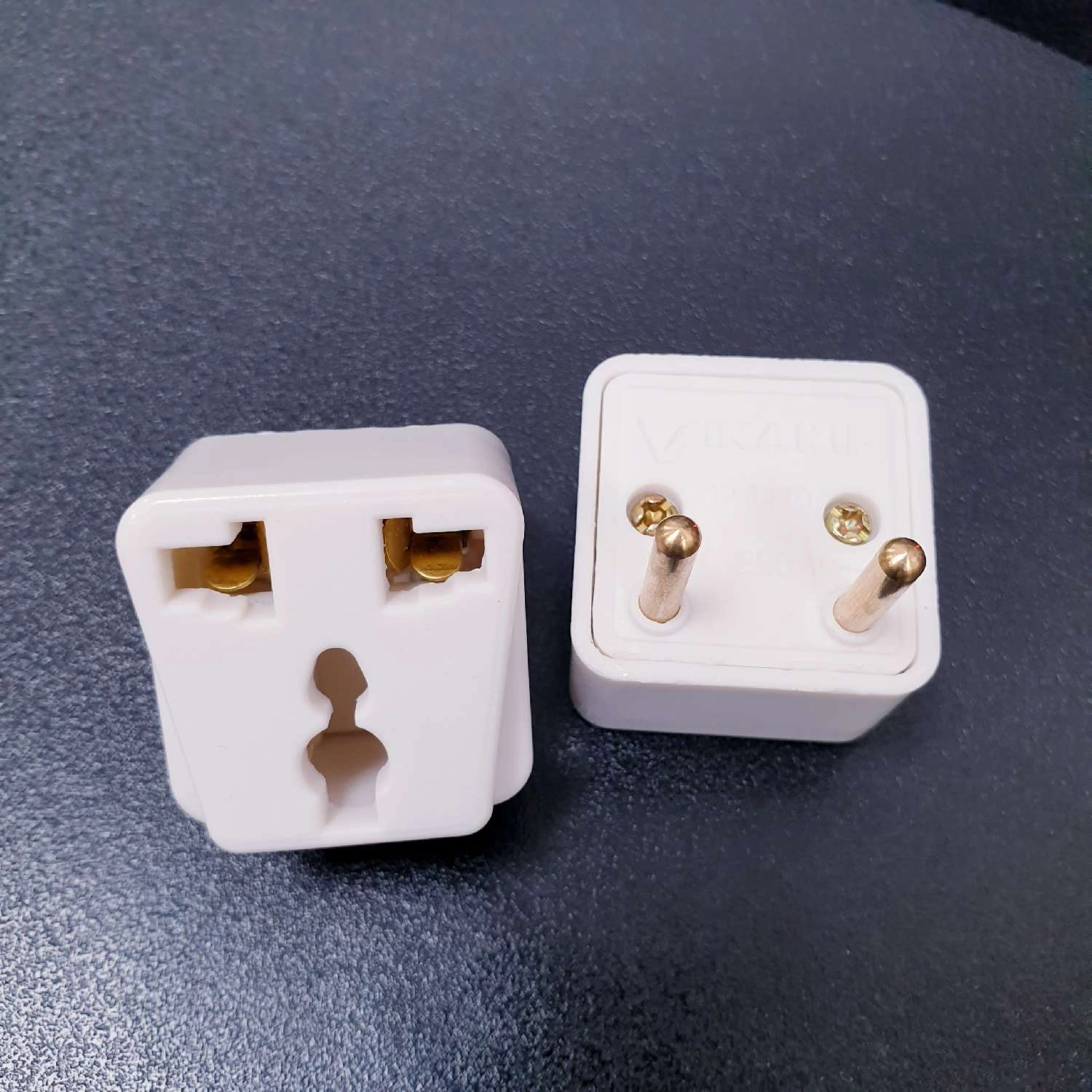 Đầu chuyển đổi phích cắm điện 3 chân sang 2 chân Đầu chuyển đổi phích cắm điện 3 chân sang 2 chân