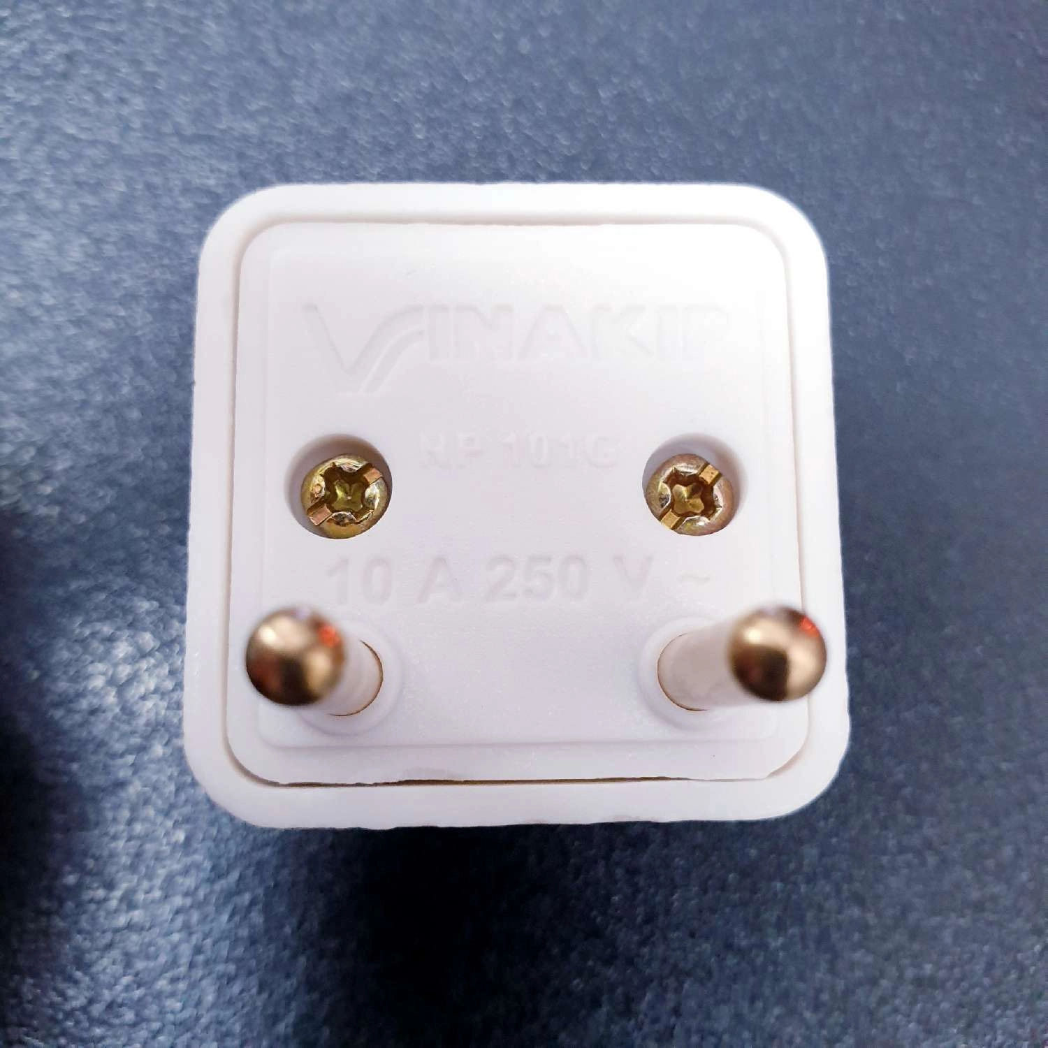 Đầu chuyển đổi phích cắm điện 3 chân sang 2 chân Đầu chuyển đổi phích cắm điện 3 chân sang 2 chân