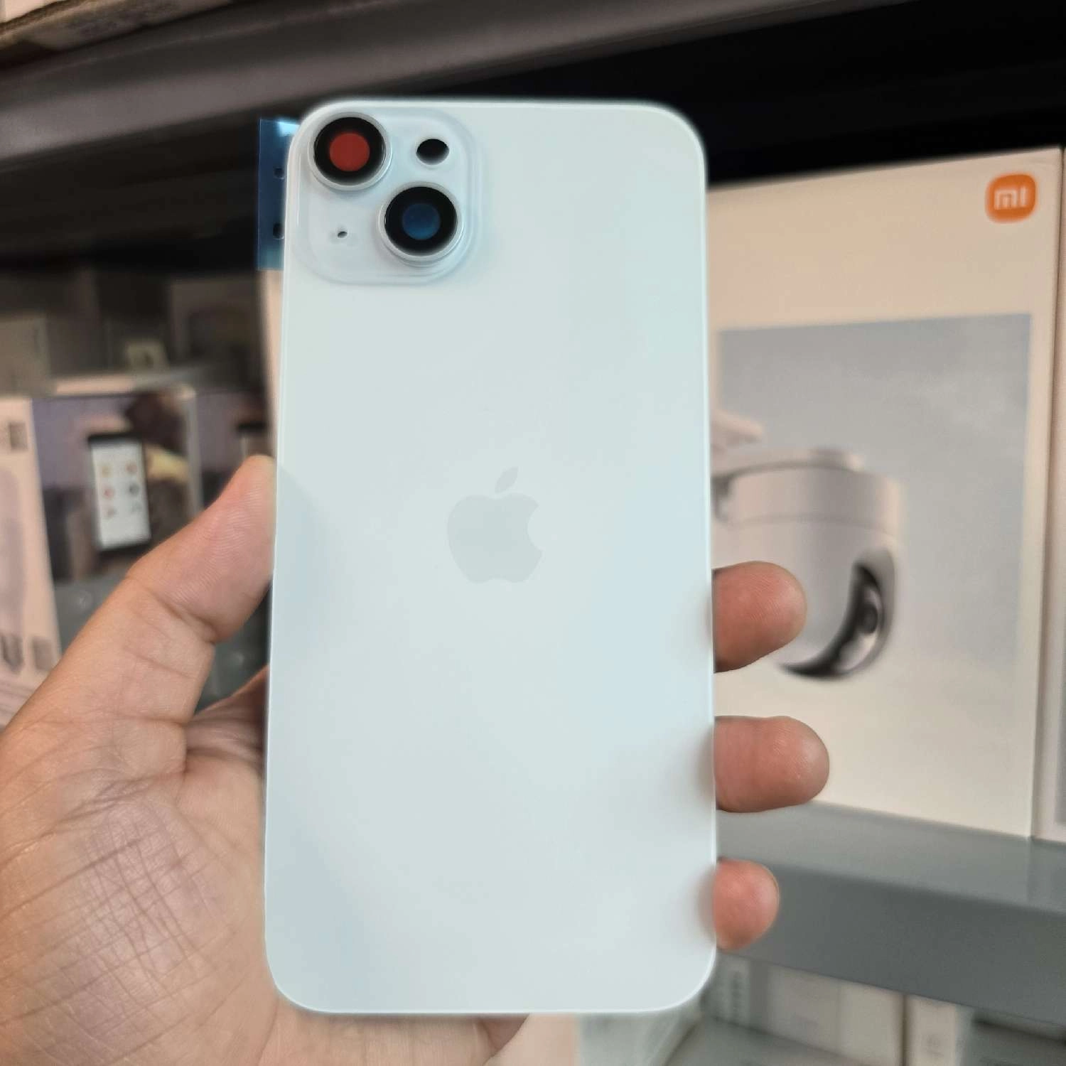 Thay mặt lưng iPhone 15 Plus màu xanh bạc hà Thay mặt lưng iPhone 15 Plus màu xanh bạc hà