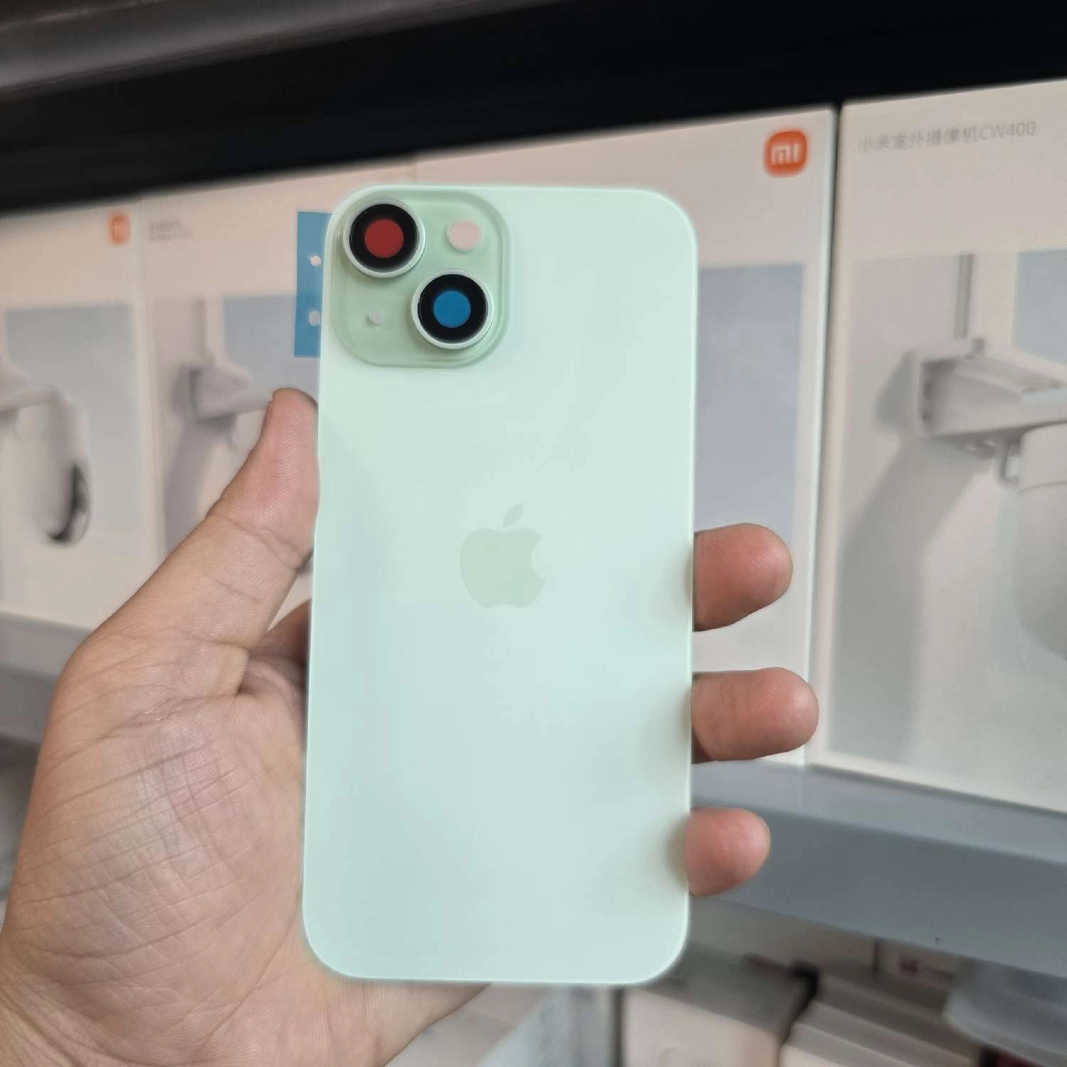 Thay nắp lưng iPhone 15 màu xanh cốm Thay nắp lưng iPhone 15 màu xanh cốm