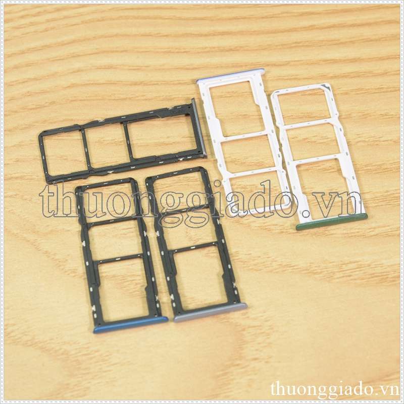 Khay sim Realme 6 (3 in 1), 2 ngăn đựng nano sim và 1 ngăn đựng thẻ nhớ TF