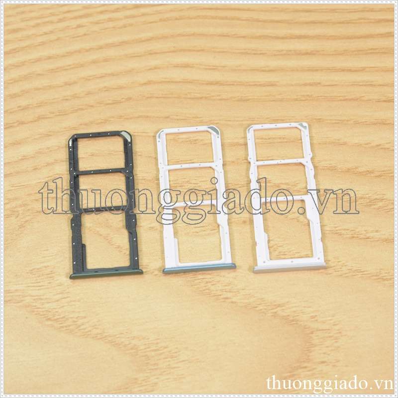 Khay sim Realme 7i (3 in 1), 2 ngăn đựng nano sim và 1 ngăn đựng thẻ nhớ TF