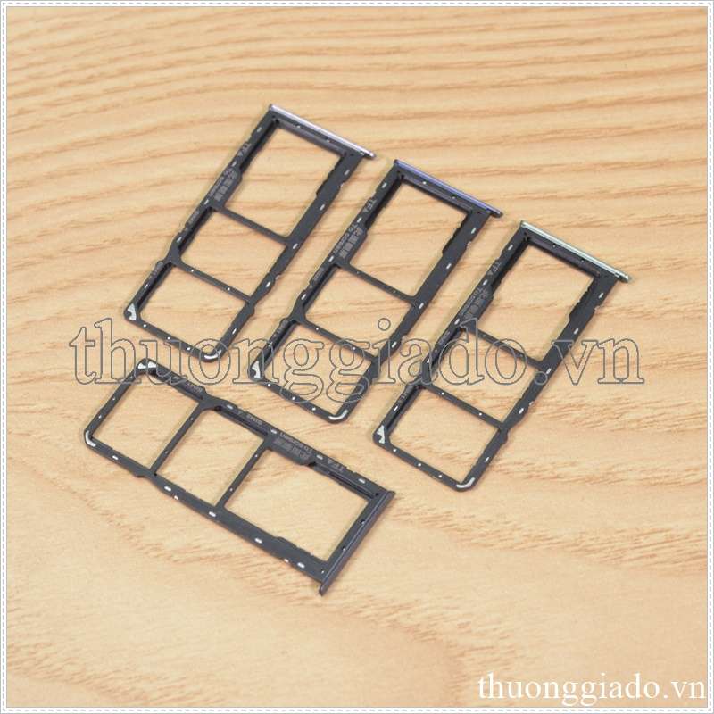 Khay sim Realme C11 (3 in 1), 2 ngăn đựng nano sim và 1 ngăn đựng thẻ nhớ TF