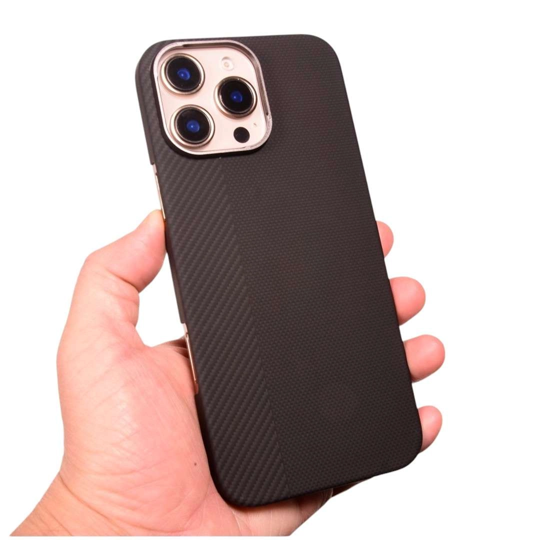 Ốp lưng Carbon iPhone 16 Pro Max (điểm nhấn sọc caro, hở phím bấm)