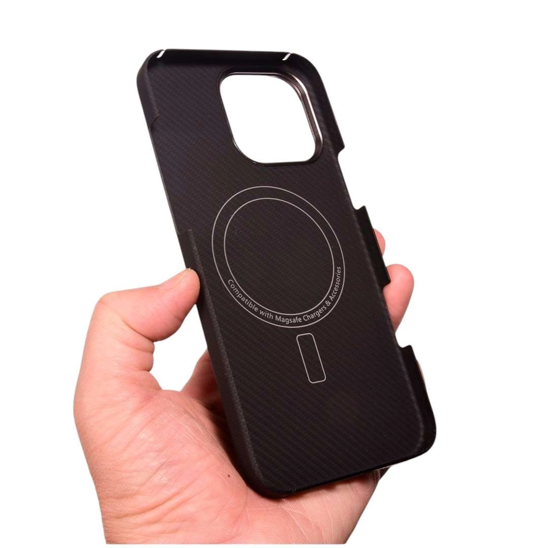 Ốp lưng Carbon iPhone 16 Pro Max (điểm nhấn sọc caro, hở phím bấm)