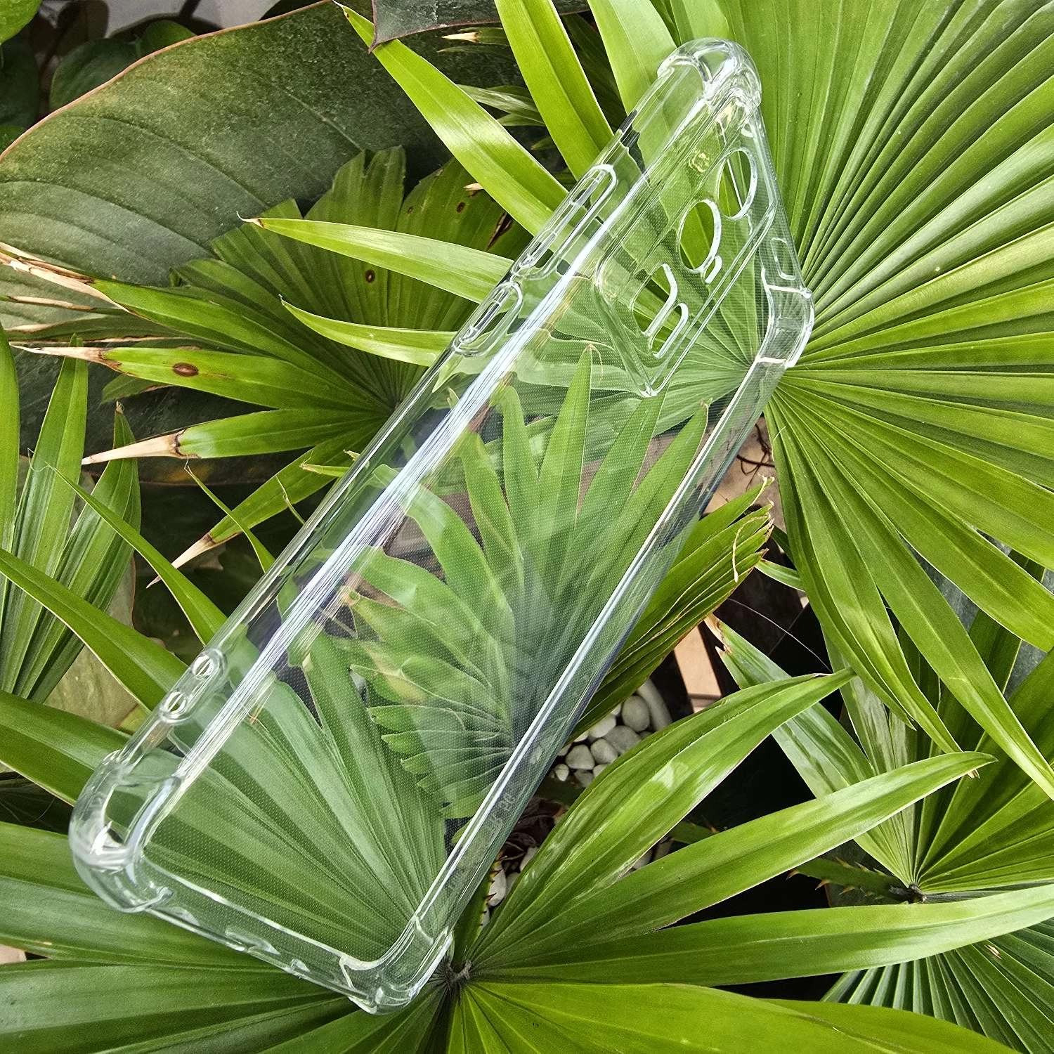 Ốp ôm sát bao bọc bảo vệ toàn phần bộ lưng và vành viền  Chống sốc, chống va đập cực tốt  Thiết kế siêu mỏng và siêu nhẹ  Chống bám vân tay, chống thấm mồ hôi, chống mài mòn