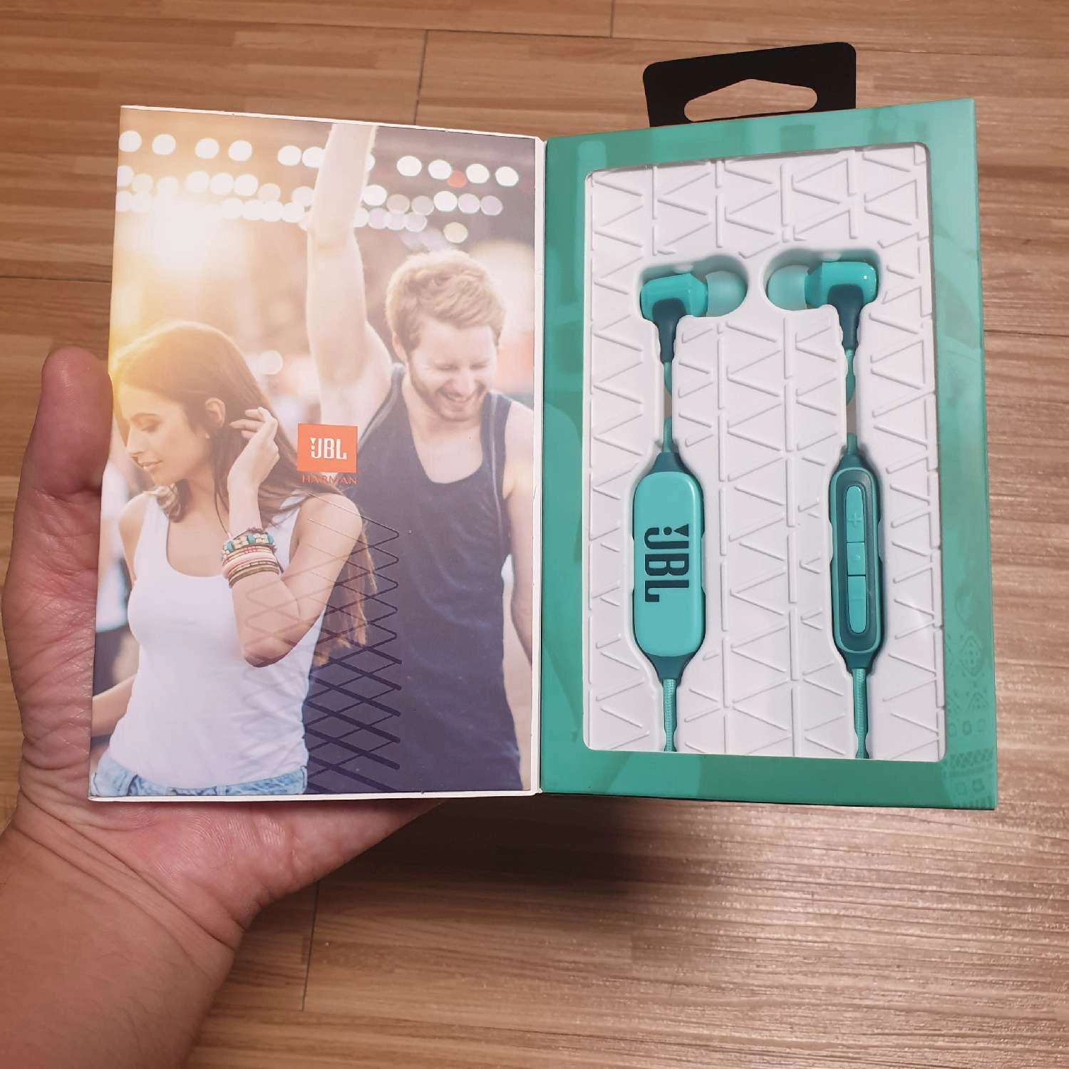 Tai nghe không dây bluetooth JBL Live100BT	