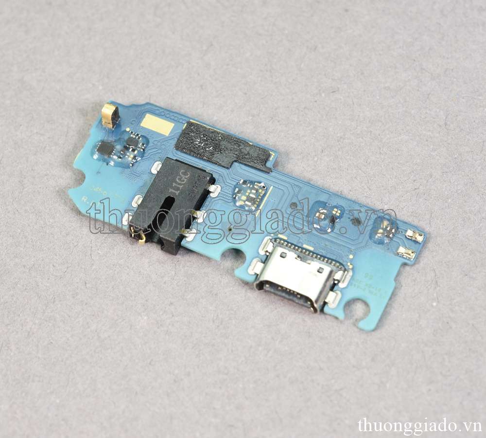 Thay thế cụm bo mạch chân sạc cho điện thoại Samsung Galaxy A30 A305F  - Cụm bo mạch chân sạc bao gồm các linh kiện chính sau: cổng cắm sạc usb-c, microphone (míc) nghe gọi đàm thoại, cổng AUX out cắm tai nghe   - Thay cụm bo mạch này giúp khắc phục được các lỗi như: không sạc được pin cho điện thoại do chân sạc bị gẫy hoặc bị mài mòn đầu tiếp xúc điện do lâu ngày sử dụng gây ra, không kết nối đồng bộ dữ liệu được với máy vi tính do đầu tiếp xúc bị mài mòn, không nghe gọi đàm thoại được do micro đàm thoại thu âm bị hỏng nên bên này nói mà bên kia không nghe thấy gì, cổng aux cắm tai nghe 3.5mm bị gẫy hoặc chập chờn lúc nhận lúc không,....  - Shop hỗ trợ thay thế sửa chữa lấy ngay và không tính thêm bất kỳ khoản thu phụ phí thay thế nào khi mua trực tiếp tại địa chỉ cửa hàng: Thương Gia Đỗ - 384 Cầu Giấy - Hà Nội  - Linh kiện zin theo máy chính hãng  - Thời gian chờ lấy máy: 30 - 60 phút  - Thời gian bảo hành: 01 tháng