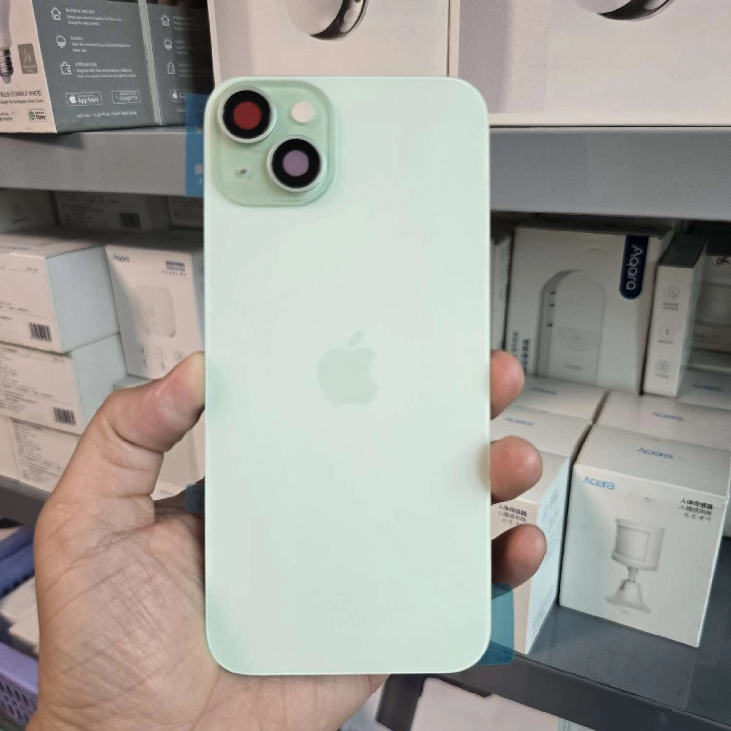 Thay mặt lưng iPhone 15 Plus màu xanh bạc hà
