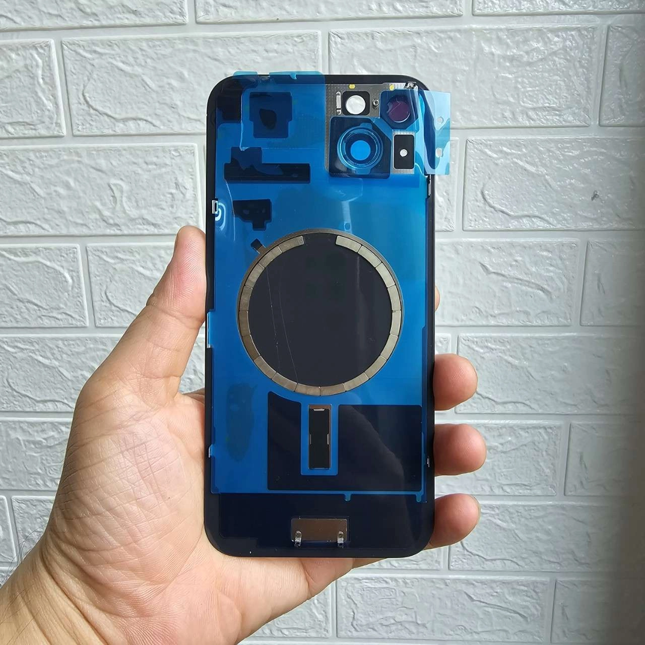 Thay mặt lưng iPhone 15 Plus màu xanh bạc hà