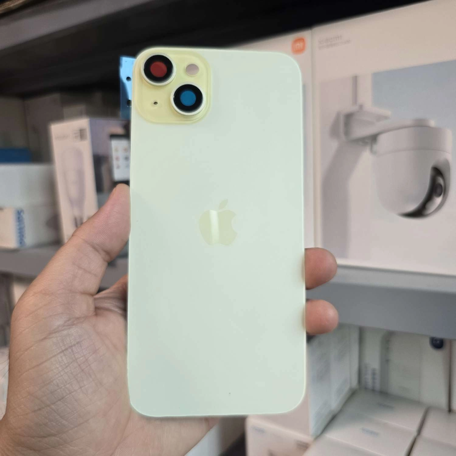 Thay mặt lưng iPhone 15 Plus màu xanh cốm