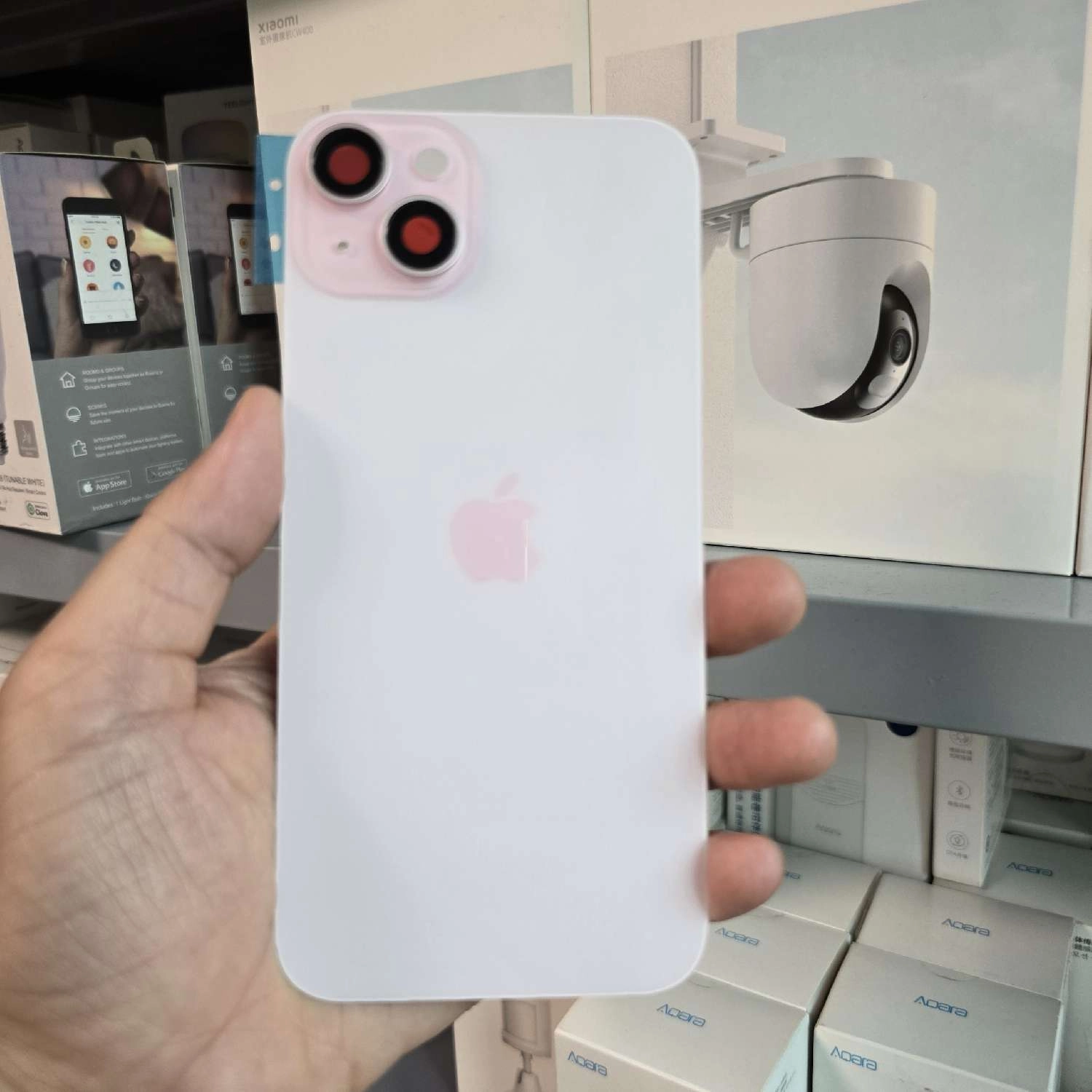 Thay mặt lưng iPhone 15 Plus màu hồng