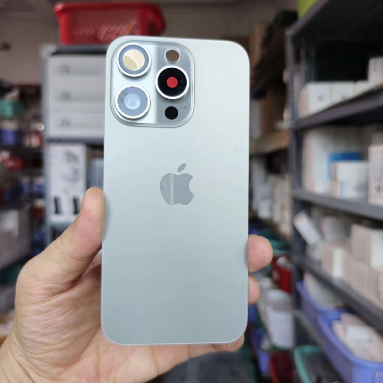 Thay nắp lưng iPhone 15 Pro màu xám lông chuột