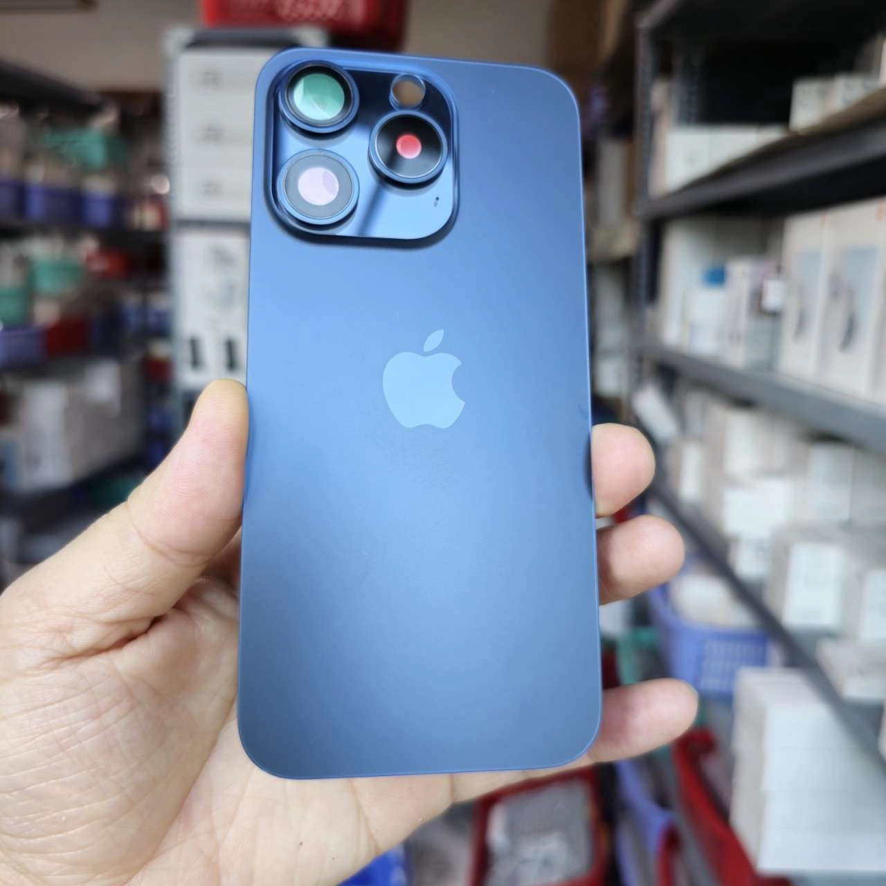 Thay nắp lưng iPhone 15 Pro màu xanh