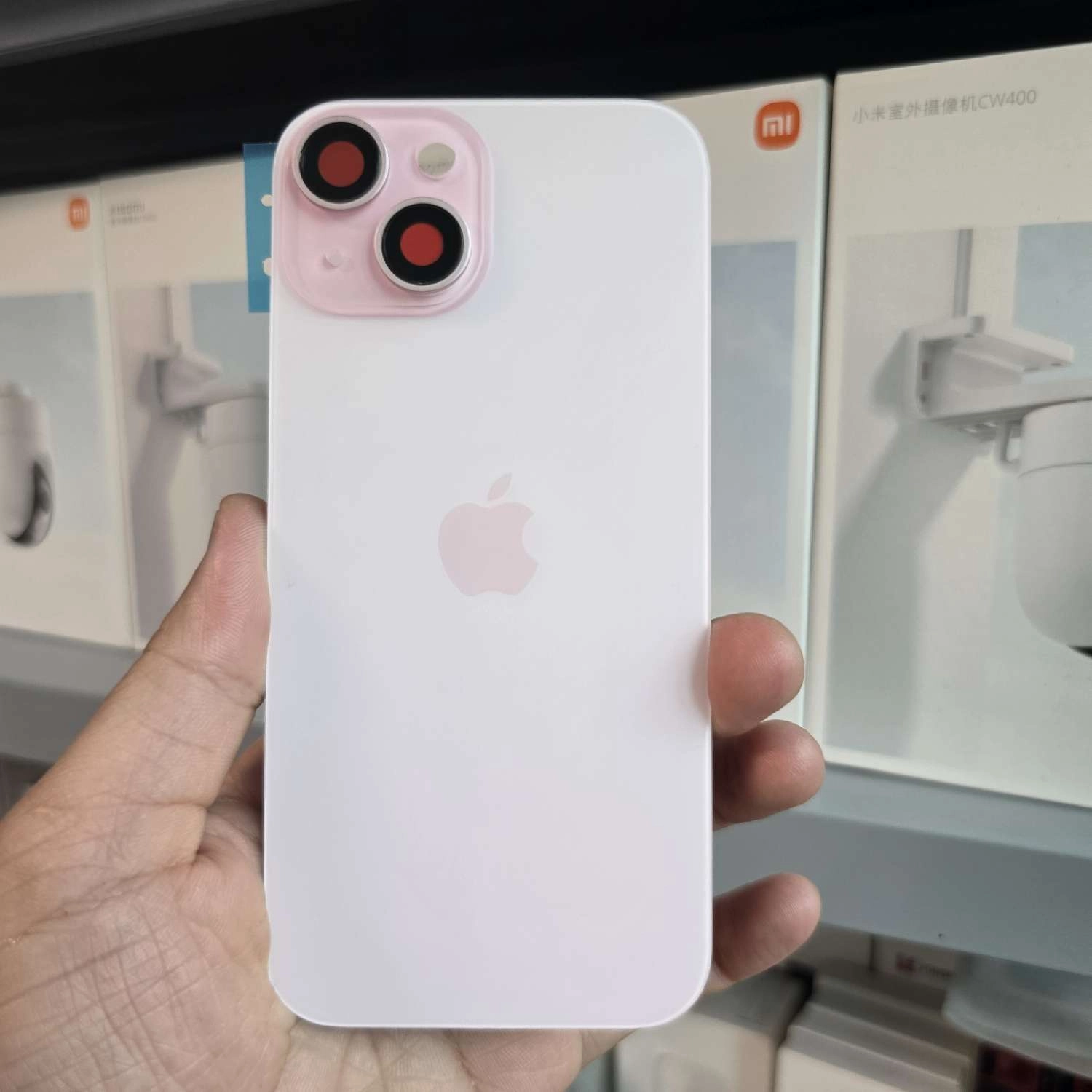 Thay nắp lưng iPhone 15 màu hồng