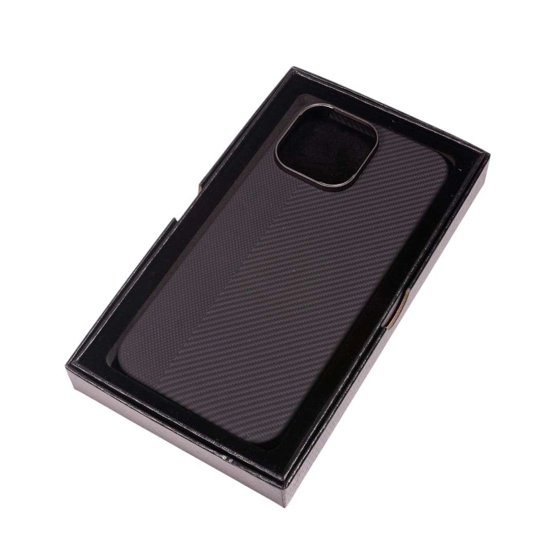 Ốp lưng Carbon iPhone 16 Pro Max (điểm nhấn sọc caro, hở phím bấm)