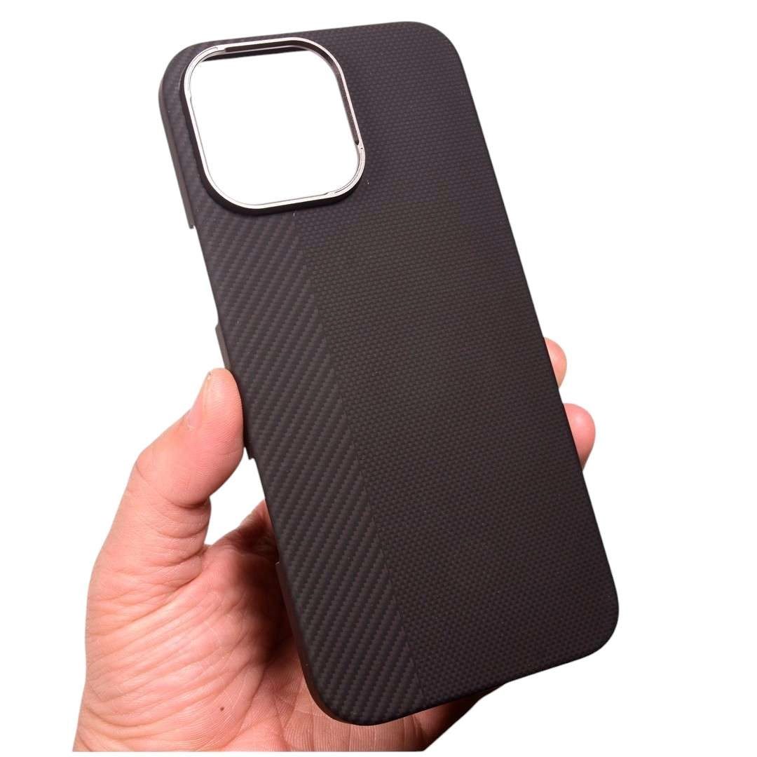 Ốp lưng Carbon iPhone 16 Pro Max (điểm nhấn sọc caro, hở phím bấm)