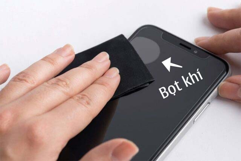 phuong-phap-tay-bot-khi-sau-khi-ep-kinh-xiaomi-mi-9-mi9