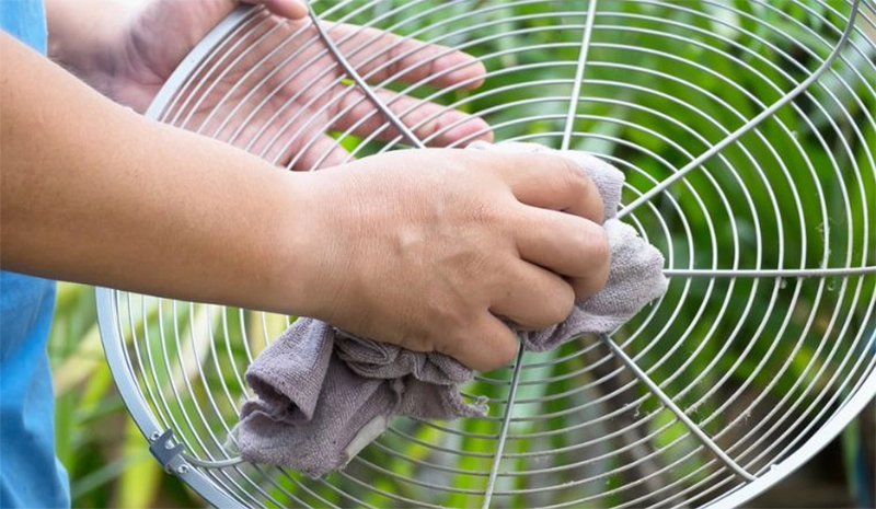 cac-buoc-ve-sinh-quat-ban-tich-djien-mini-xiaomi-zmydfs01dm