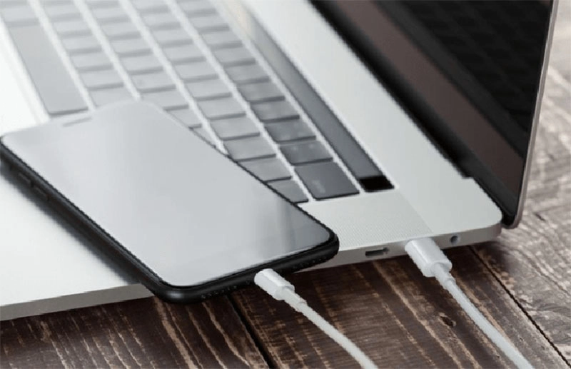 tranh-sac-pin-iphone-15-pro-qua-cong-usb