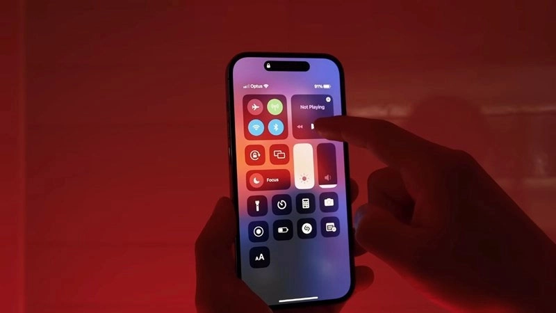nguyen-nhan-man-hinh-iphone-15-plus-giat-lien-tuc