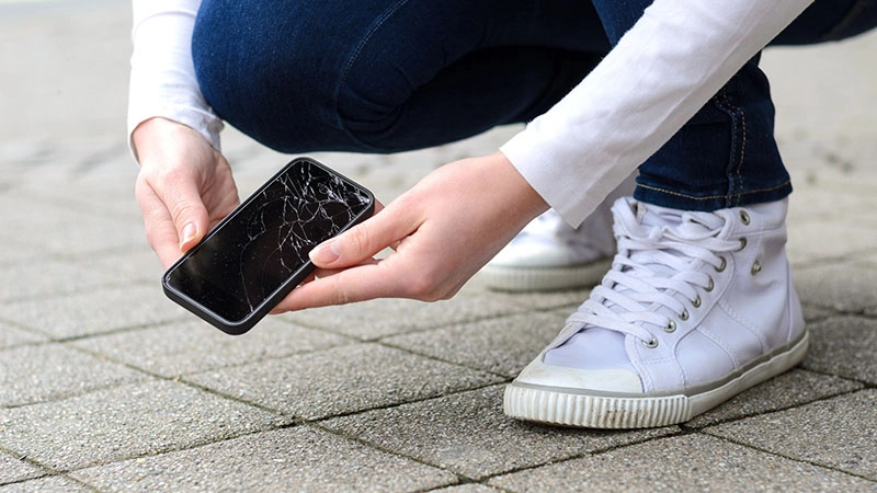 tranh-dje-iphone-15-plus-bi-va-djap