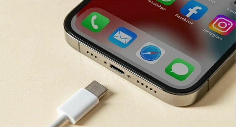 djien-thoai-iphone-15-plus-len-nguon-nhung-man-hinh-khong-len-thi-phai-lam-sao