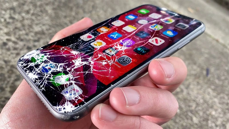 Nhìn loạt ảnh iPhone 13 vỡ nát tan tành mà thấy hoảng, chuyện gì đây?
