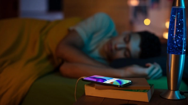 tai-sao-khong-nen-sac-pin-iphone-15-qua-djem