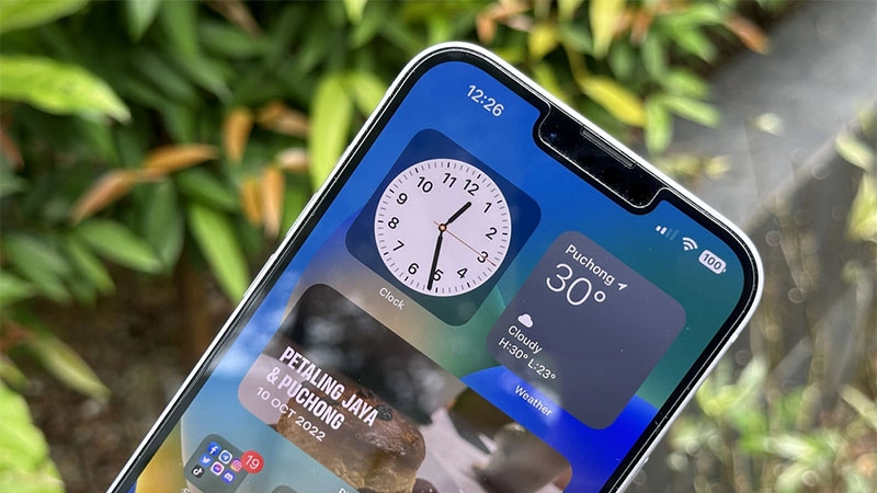 man-hinh-cua-iphone-15-plus-va-iphone-14