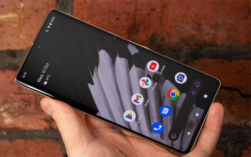 so-sanh-man-hinh-google-pixel-7-pro-and-galaxy-s22-ultra