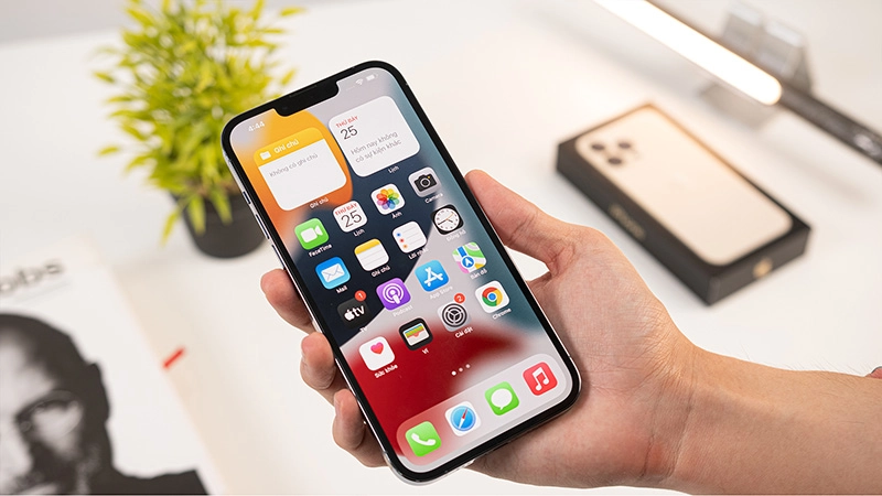 cac-cach-nhan-biet-man-hinh-iphone-13-pro-ep-kinh-hay-chua