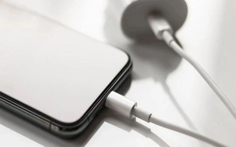 cach-sac-pin-iphone-14-pro-max-djung-chuan-het-lo-chai-pin