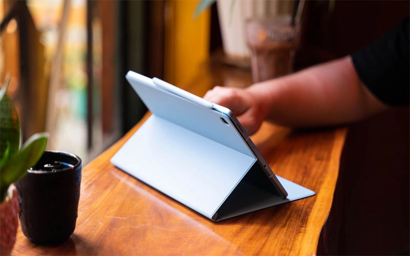 han-che-de-galaxy-tab-s6-lite-bi-sap-nguon-do-het-pin