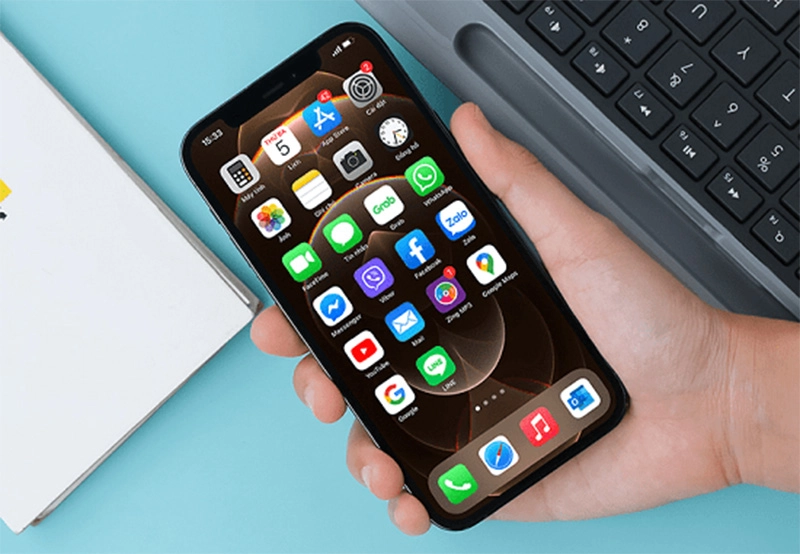 cach-chon-loai-kinh-phu-hop-khi-ep-kinh-man-hinh-iphone-12-pro-dje-djam-bao-chat-luong-va-djo-ben-cua-man-hinh