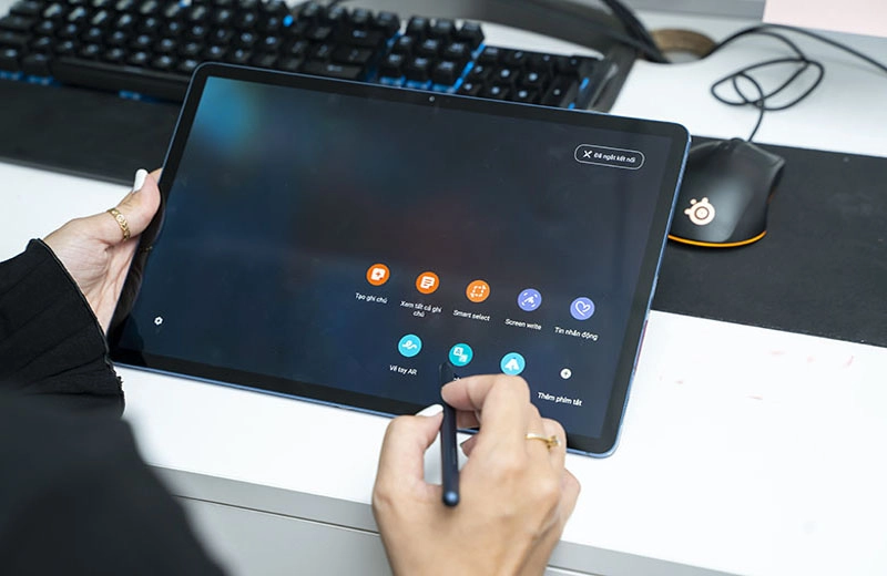so-sanh-man-hinh-galaxy-tab-s7-va-s7-plus