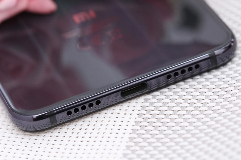 cach-tranh-nhung-sai-lam-khi-ep-kinh-xiaomi-mi-8-lite
