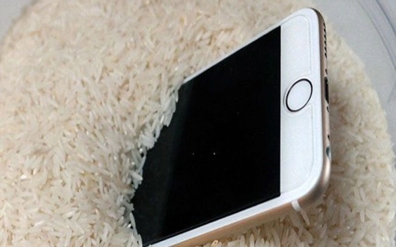 5-cach-de-bung-nuoc-nam-trong-loa-iphone-vao-mua-mua-ban-nen-biet
