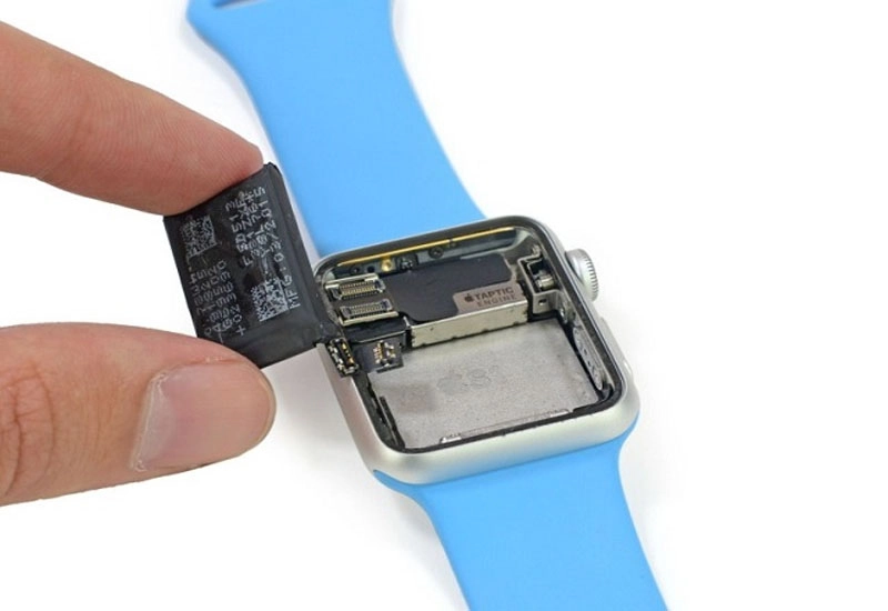apple-watch-series-4-44mm-co-mat-di-kha-nang-chong-nuoc-neu-dem-di-thay-pin-khong