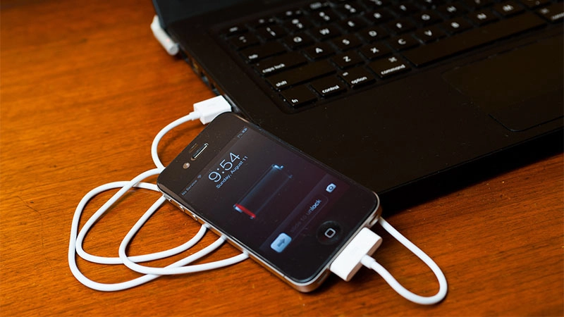 khong-nen-sac-pin-iphone-11-qua-cong-noi-usb