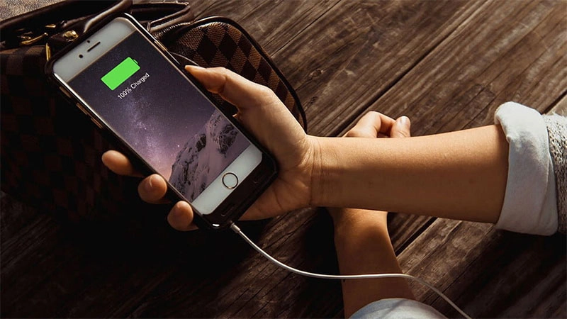 khong-can-sac-pin-iphone-100