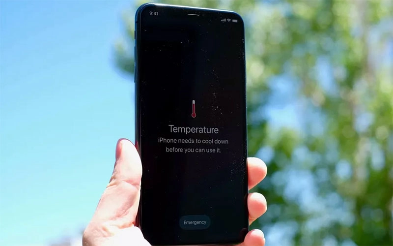 khong-de-iphone-qua-nong